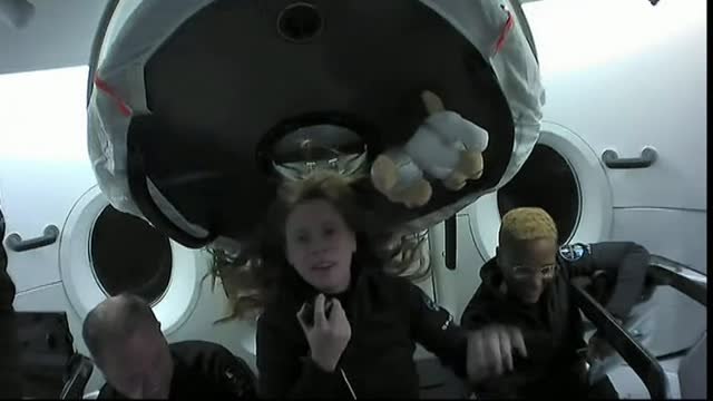 La primera tripulación de civiles de SpaceX disfruta a lo grande del paseo espacial