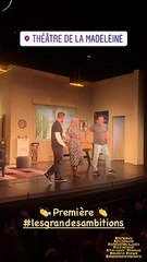 Un tonnerre d'applaudissement lors de la première de la pièce "Les grandes ambitions". Le 17 septembre 2021.