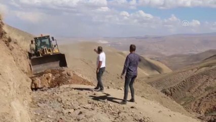 Dağlık alanda mahsur kalan yaralı ineğe ekipler kepçeyle yol açarak ulaştı