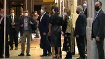 La reina Letizia rescata su vestido de cuero negro con escote de pico