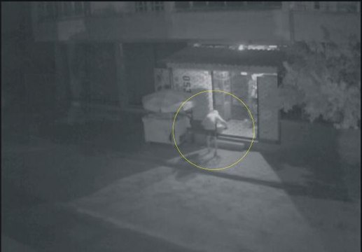 DEMİR KESME MAKASIYLA MARKETE GİRMEK İSTEDİ; O ANLAR KAMERADA