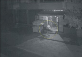 DEMİR KESME MAKASIYLA MARKETE GİRMEK İSTEDİ; O ANLAR KAMERADA