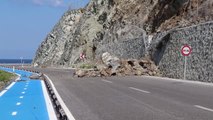 Samandağ-Arsuz yolu düşen kaya parçaları nedeniyle ulaşıma kapandı