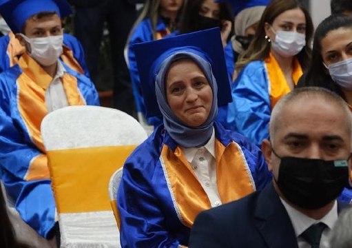 52 YAŞINDA ÜNİVERSİTEYİ BİRİNCİLİKLE BİTİRDİ
