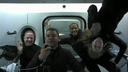 العزف على قيثارة ورسم لتنين يسحب مركبة..  أول طاقم رواد فضاء كله من المدنيين يظهر جانبا من المرح