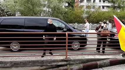 Santiago Abascal y Macarena Olona llegan a la concentración en Mondragón