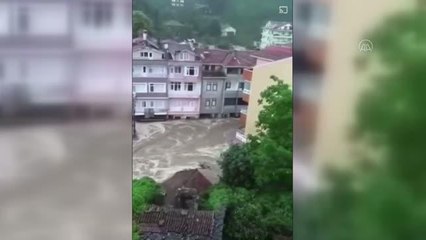 KASTAMONU - Bozkurt'ta bir kadının "Sel geliyor" uyarısı 5 kişilik ailenin hayatını kurtardı