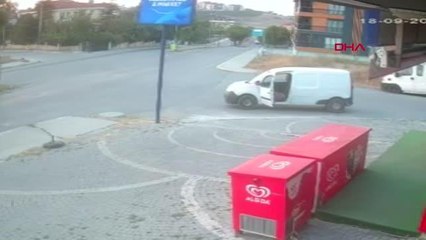 BEYLİKDÜZÜ'NDE OTOMOBİLİN MARKETE GİRDİĞİ ANLAR KAMERADA