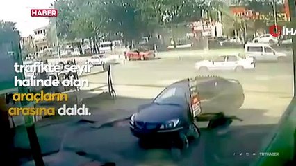 Park halindeki araç hareket ederek akan trafiğe daldı