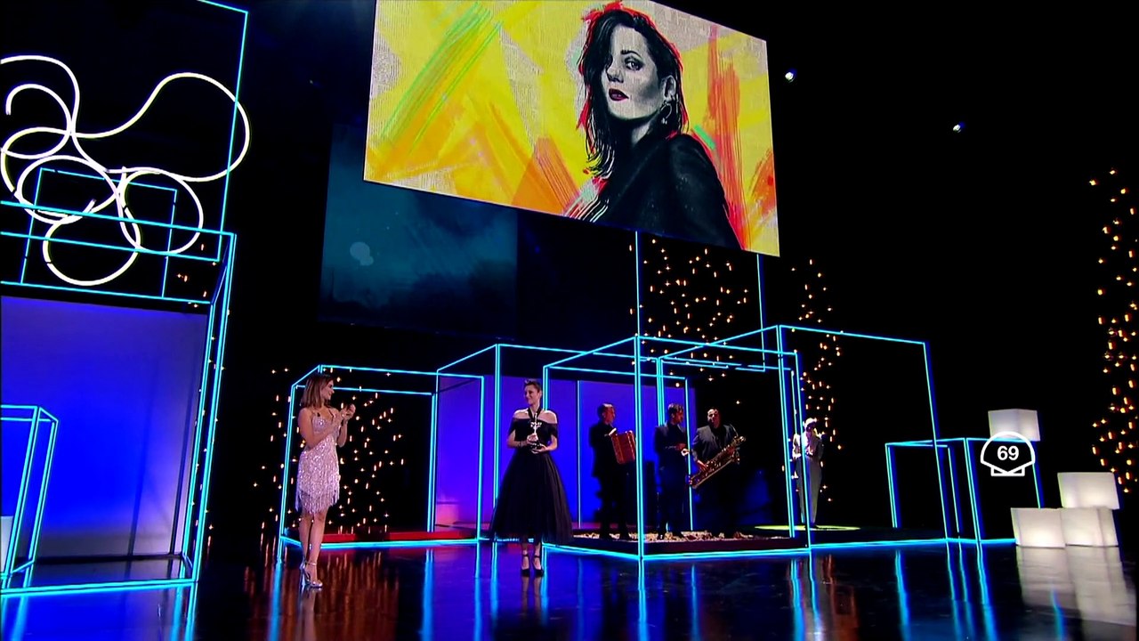 Marion Cotillard recibe el premio Donostia de manos de Penélope Cruz