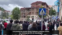 Los proetarras lanzan llaves inglesas y piedras contra las víctimas de ETA en Mondragón