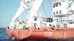 "Haro sur les éoliennes": des pêcheurs s'en prennent à un bateau de chantier d'un parc éolien au large de Saint-Brieuc