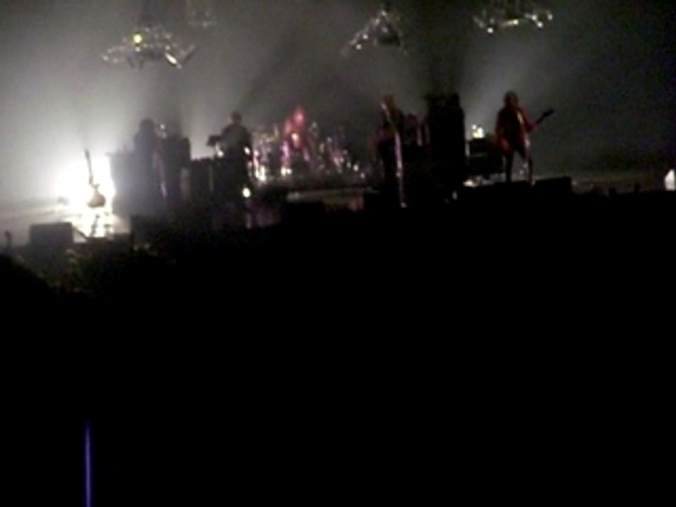 QOTSA @ PARIS - DO IT AGAIN + FEEL GOOD HIT OF THE SUMMER