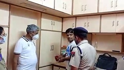 Скачать видео: हवाला कारोबारी के मकान में दिनदहाड़े वारदात, पिस्तौल दिखाकर दो लाख रुपए लूटे