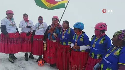 Bolivyalı dağcı kadınlardan 5 bin 890 metre yükseklikte futbol maçı
