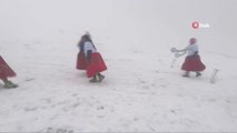 Bolivyalı dağcı kadınlardan 5 bin 890 metre yükseklikte futbol maçı