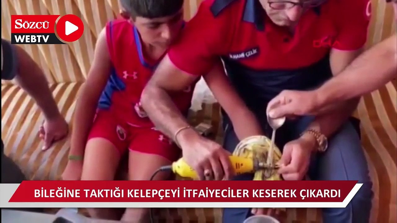 Çöpte bulup, bileğine taktığı kelepçeyi itfaiyeciler keserek çıkardı 