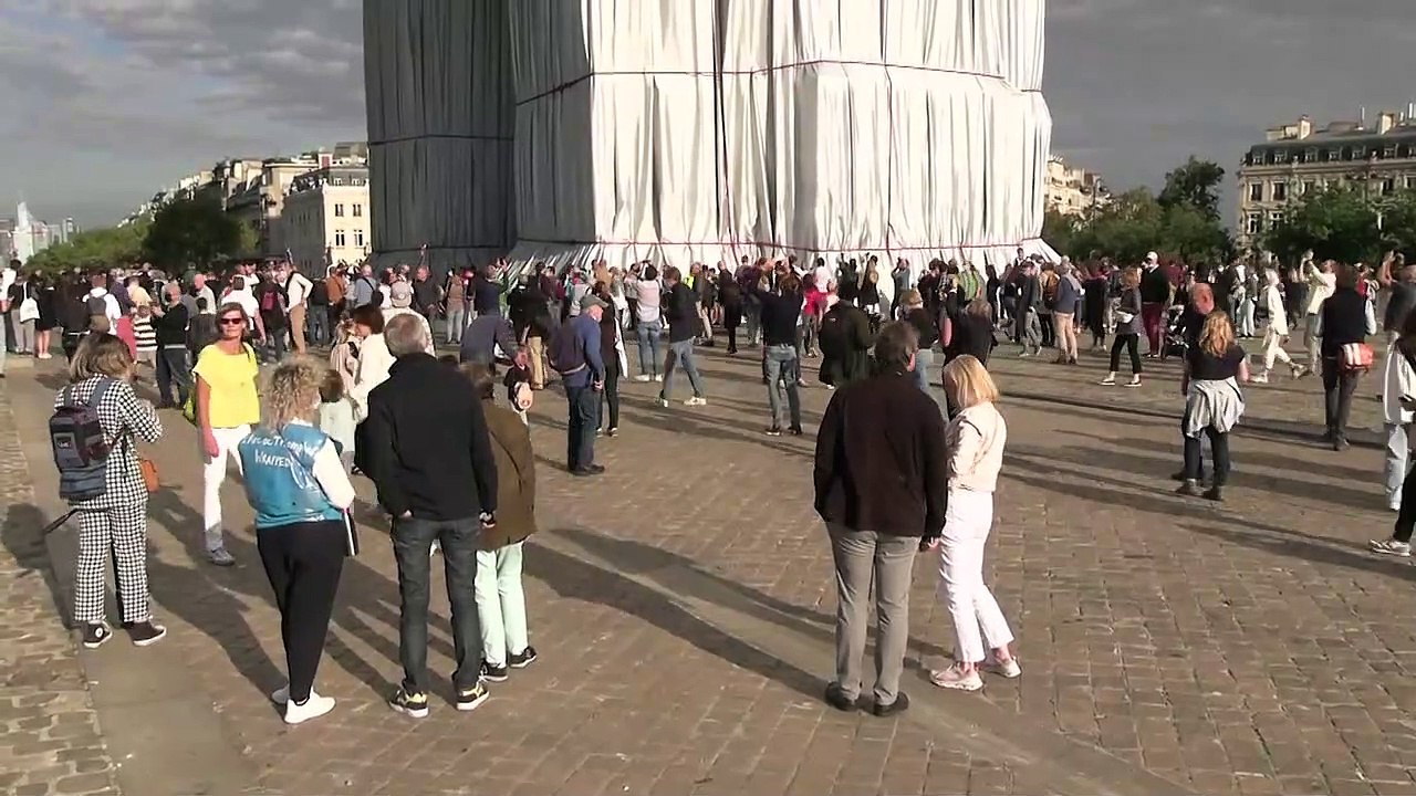 Wie von Christo und Jeanne-Claude geplant: Pariser Triumphbogen glänzt