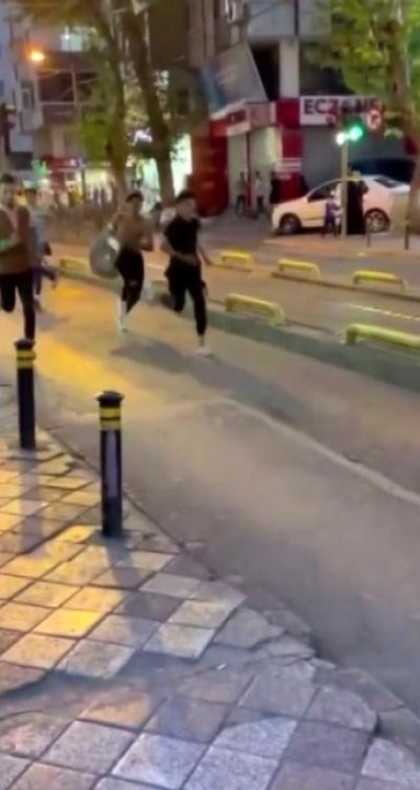 Zeytinburnu'nda okul çıkışında bıçaklı kavga: 1 yaralı