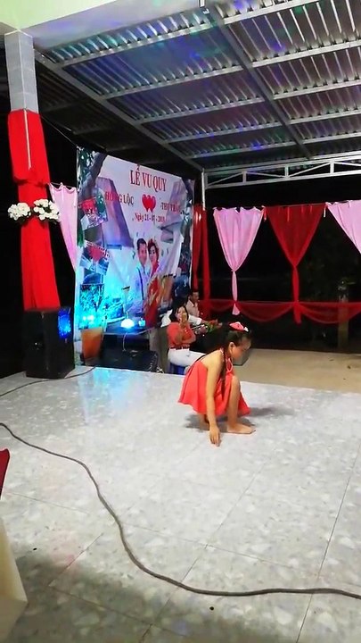 The Child Dancer Gave a Dancing to Bride Before Going to Her Husband's House
