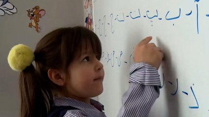 بعد شهر من التوقف.. المدارس تفتح أبوابها في أفغانستان للذكور أولا