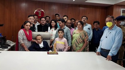 VIDEO: कलक्टर की कुर्सी पर बैठते ही फूल की तरह खिला 'फ्लोरा' का चेहरा
