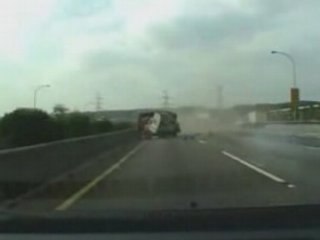 Un pneu qui eclate sur l'autoroute