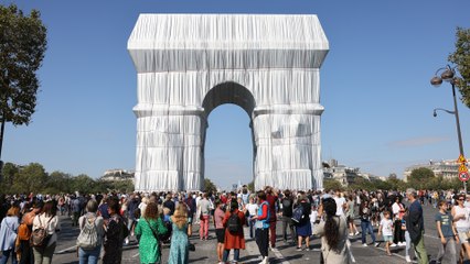 «Exceptionnel» et «émouvant» : l’Arc de Triomphe empaqueté de Christo séduit les foules