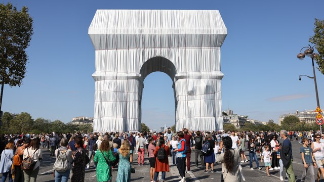 «Exceptionnel» et «émouvant» : l’Arc de Triomphe empaqueté de Christo séduit les foules