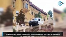 Una furgoneta queda suspendida a dos pisos sobre una calle en Barcelona