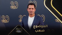 ظافر العابدين يحاول تهدئة نفسه قبل المسابقة خلال حفل الثلاثين لتأسيس MBC