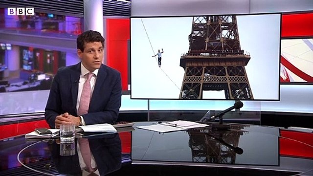 Slackline walker wows the crowds in Paris