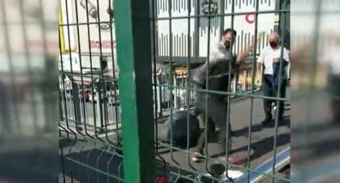 Seyyar satıcıların yumruk yumruğa yer kavgası