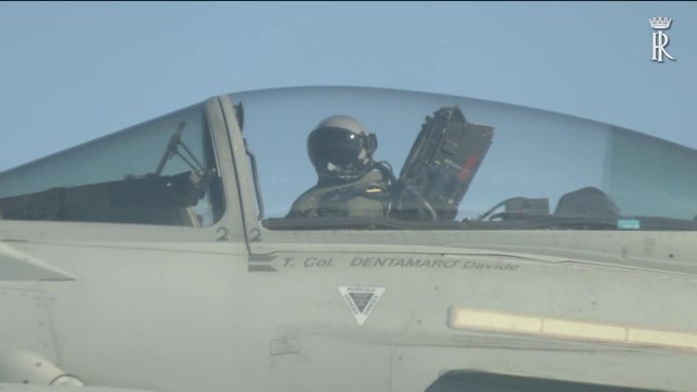 Mattarella, cappello e occhiali da sole per ammirare le Frecce Tricolori