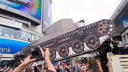 "ม็อบ19กันยา"แสบโชว์ขับแท็กซี่ชนรถถังจำลองรำลึก15ปีรัฐประหาร