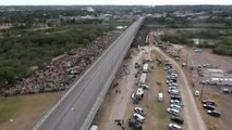 Más de 10.000 migrantes permanecen retenidos en un campamento bajo un puente en Texas