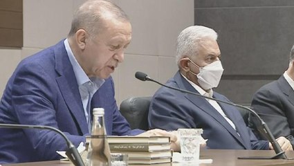 Cumhurbaşkanı Erdoğan, dünya liderlerine takdim edeceği hediyeyi önce gazetecilere gösterdi! Altında imzası var