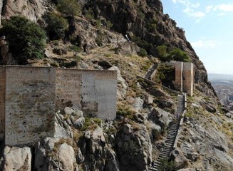 226 metre yükseklikteki tarihi Karahisar Kalesi'ne koşarak çıktılar