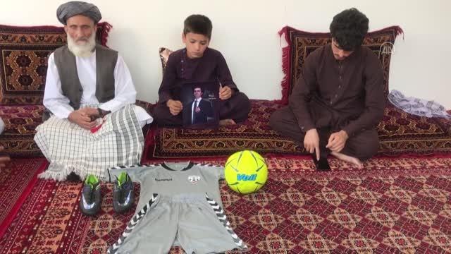 ????KABİL - ABD uçağından düşen Afgan milli futbolcunun ailesi pilotların yargılanmasını istiyor