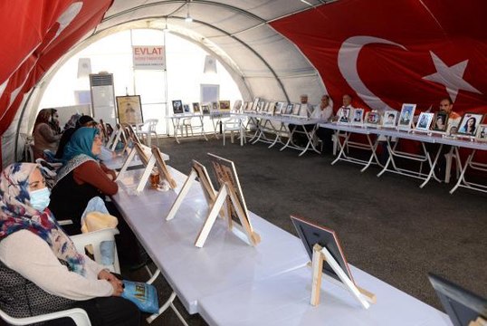 EVLAT NÖBETİNDEKİ ANNE: EĞER GELMEZSEN SÜTÜMÜ SANA HELAL ETMEYECEĞİM