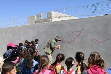 Son dakika haberi: Genç ressam, Suriye'deki yetim çocuklarla resim yaptı