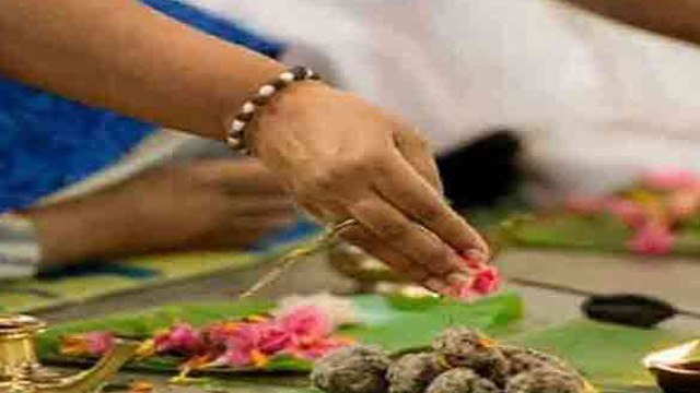 Pitru Paksha 2021: पितृ पक्ष में क्यों जरूरी है पंचबली भोग | Pitru Paksha Panchbali Bhog | Boldsky