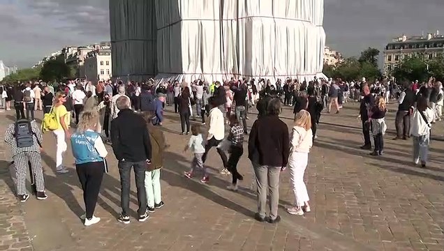 Paris’in simgesi Zafer Takı’nı, 25 bin metre kare kumaşla kapladılar
