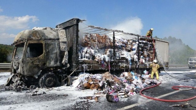 Kuzey Marmara Otoyolu’nda TIR alev alev yandı