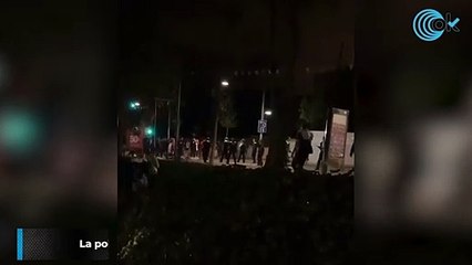 La policía huye de los participantes en un botellón en Tiana