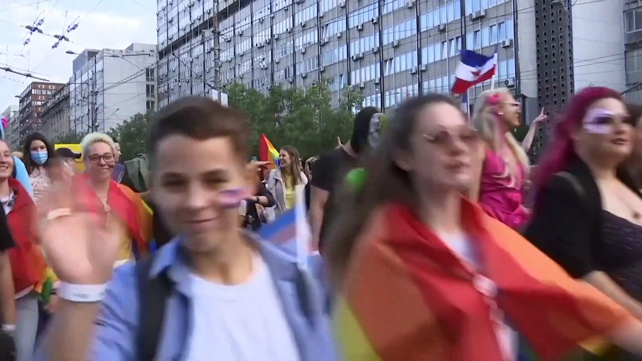 Pride-Marsch und Demo gegen Corona-Maßnahmen in Belgrad