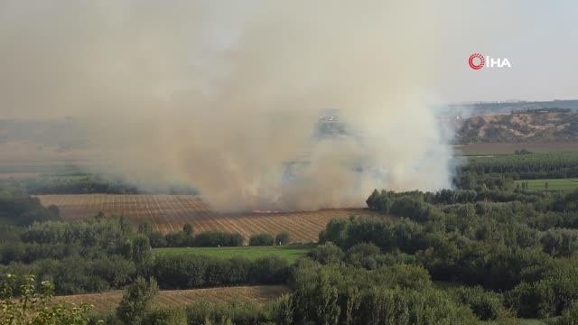 Son dakika haber... Hevsel Bahçelerinde henüz tespit edilemeyen bir nedenden dolayı yangın çıktı. İtfaiye ekipleri müdahale ediyor