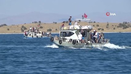 Van Gölü için 2 kilometre yüzdüler