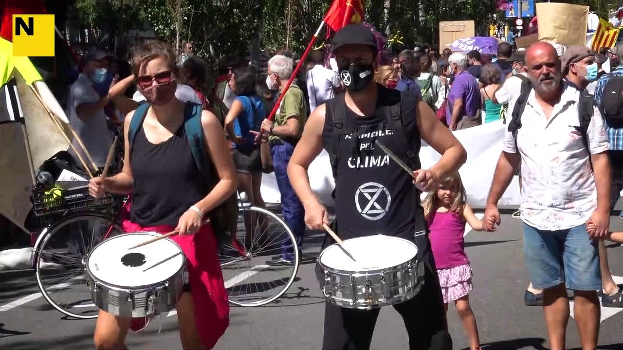 Vídeoresum de la manifestació contra l'ampliació de l'aeroport del Prat