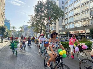 İZMİR'DE SÜSLÜ KADINLAR, RENGARENK KOSTÜMLERLE PEDAL ÇEVİRDİ